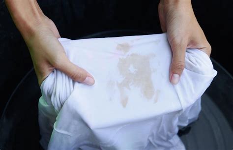 remove jewelry stains from clothes